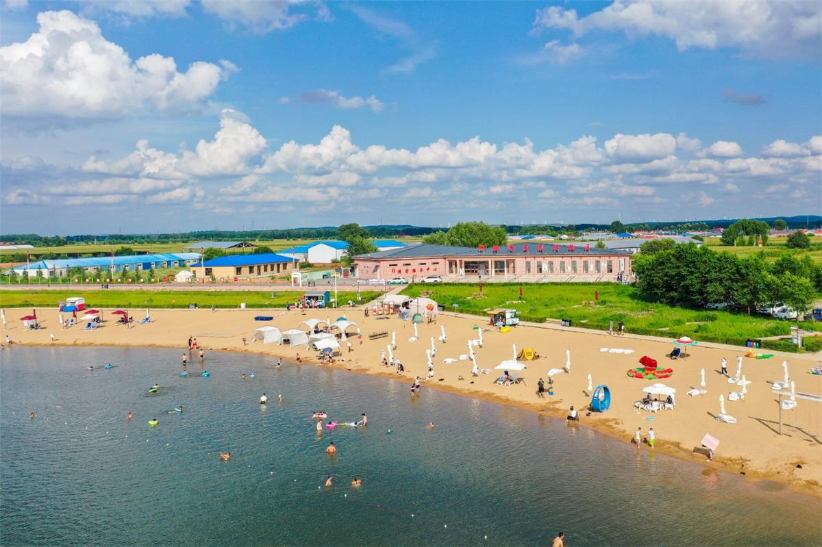 7月28日,游客在神骏湾生态体验区休闲娱乐。