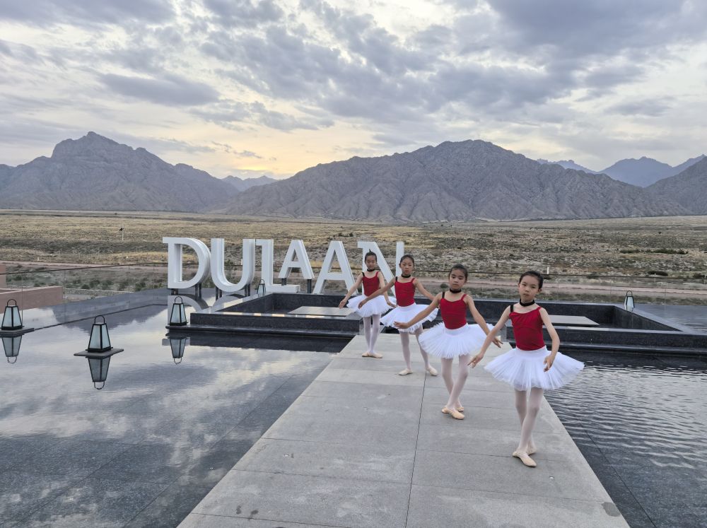 宁夏银川市图兰朵葡萄酒小镇安漠酒店观景台,游客在拍照打卡(2025年6月6日摄)。新华社记者 马丽娟 摄