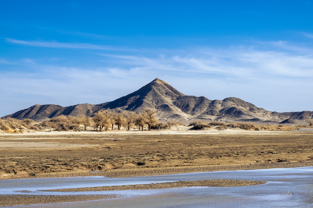 2025年4月22日在内蒙古阿拉善盟额济纳旗拍摄的弱水河与狼心山风光。新华社记者 马金瑞 摄