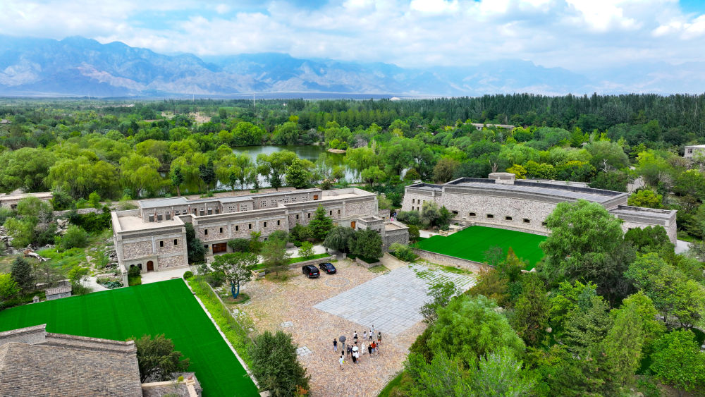 游客在宁夏银川市西夏区镇北堡镇源石酒庄游玩(无人机照片,2024年8月7日摄)。新华社记者 冯开华 摄