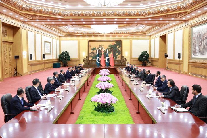 9月2日上午,国家主席习近平在北京人民大会堂会见来华出席2025年上海合作组织峰会和纪念中国人民抗日战争暨世界反法西斯战争胜利80周年活动的巴基斯坦总理夏巴兹。新华社记者 丁海涛 摄