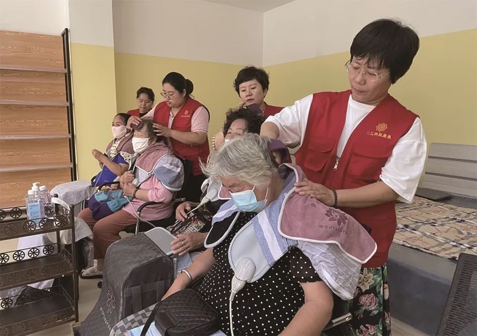 兴旺社区组织志愿者为辖区老年人提供按摩服务