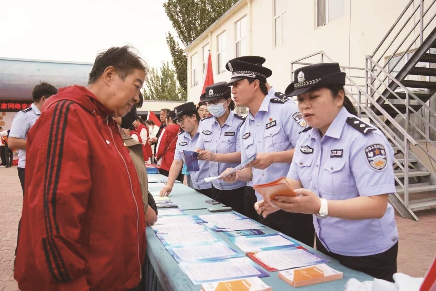民警向群众普及网络安全知识