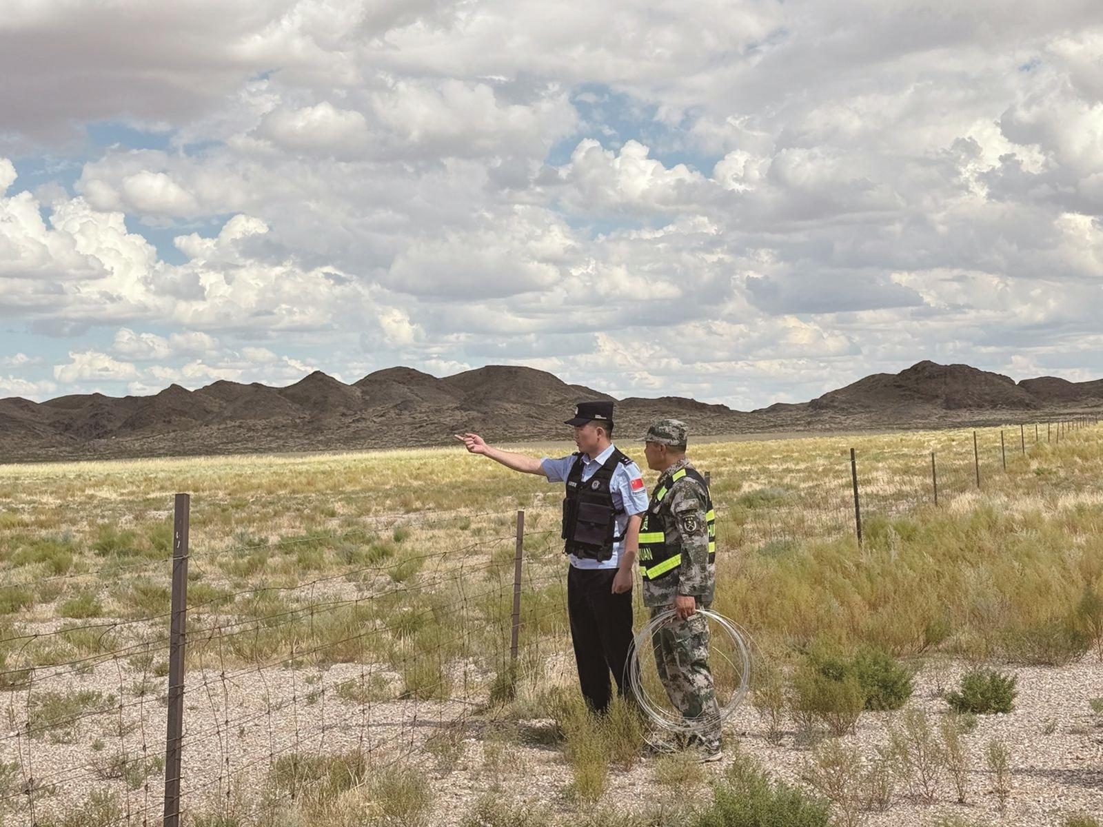 杨东(右)与民警在巡边中