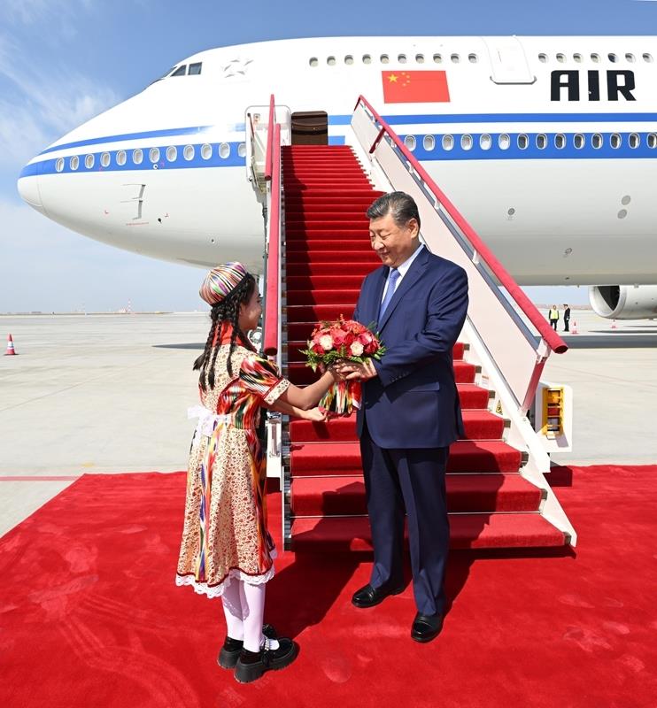 △2025年9月23日,习近平总书记率中央代表团乘专机抵达乌鲁木齐,出席新疆维吾尔自治区成立70周年庆祝活动。这是少先队员向总书记献花。