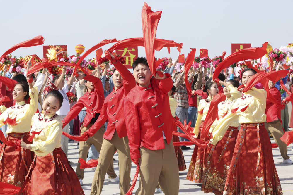 9月23日下午,中共中央总书记、国家主席、中央军委主席习近平率中央代表团乘专机抵达乌鲁木齐,出席新疆维吾尔自治区成立70周年庆祝活动。习近平等在机场受到新疆各族群众的热烈欢迎。新华社记者 姚大伟 摄