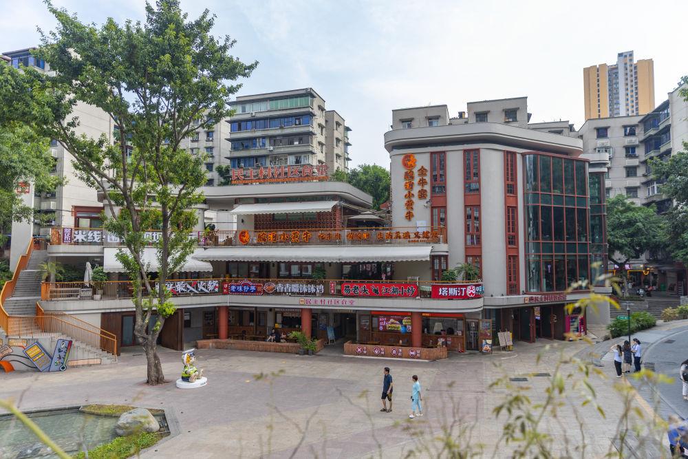 △2024年9月23日,重庆九龙坡区谢家湾街道民主村社区一角。2023年4月,民主村更新项目完成,社区环境焕然一新。