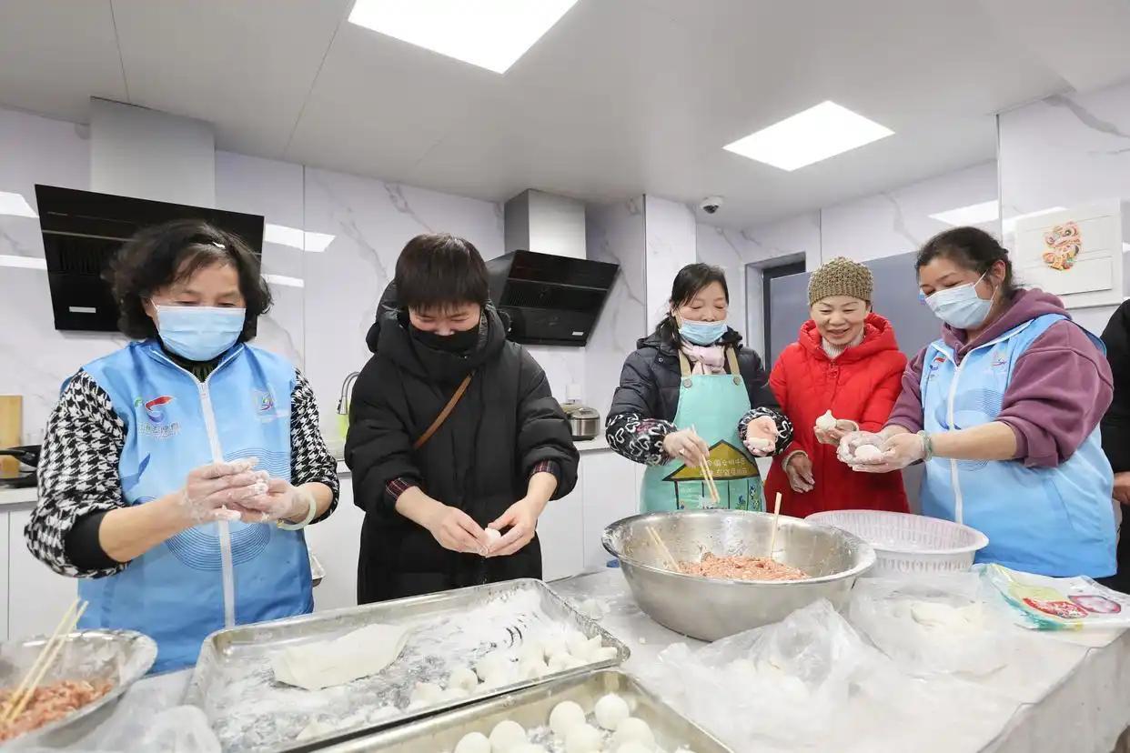 △2024年2月23日,在上海闵行区新时代城市建设者管理者之家,住户和志愿者制作手工元宵。