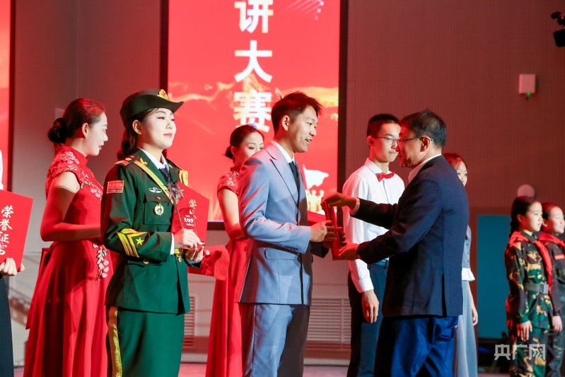 嘉宾为获奖选手颁奖(央广网记者 李春雪 摄)