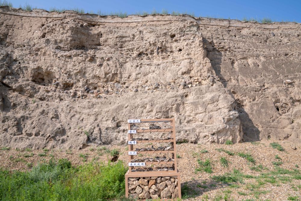 这是土城子遗址古城的底层剖面。新华社记者 马金瑞 摄