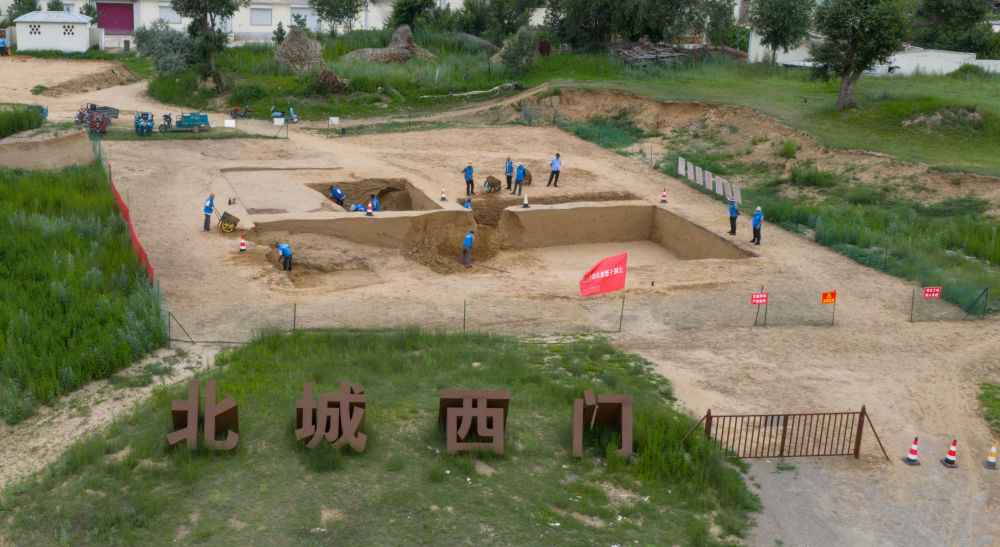 在内蒙古呼和浩特市和林格尔县,考古队的工作人员正在对土城子遗址北城西门进行考古发掘(无人机照片)。新华社记者 马金瑞 摄