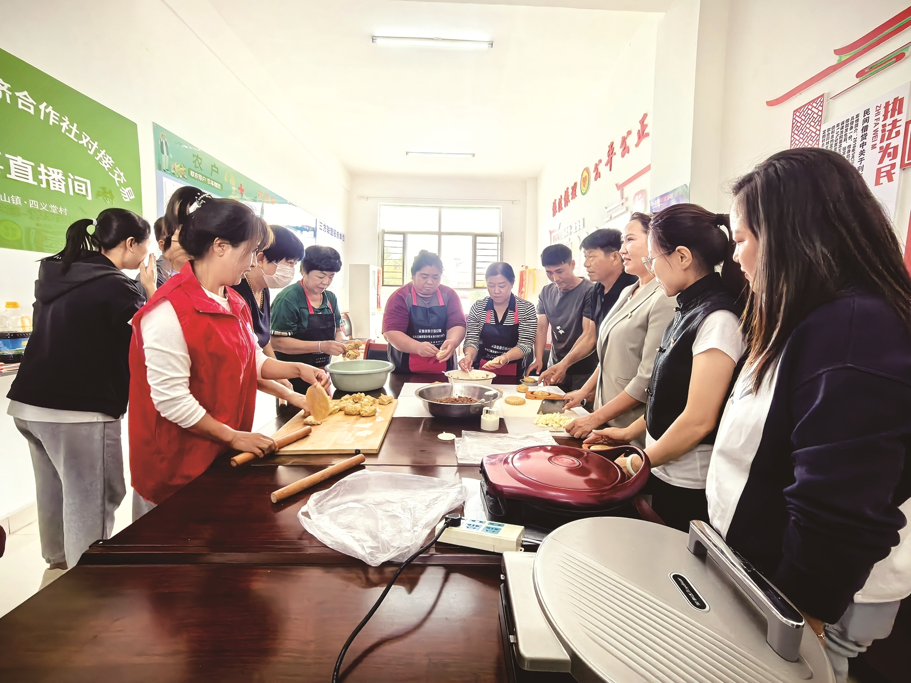 各族群众共事共乐