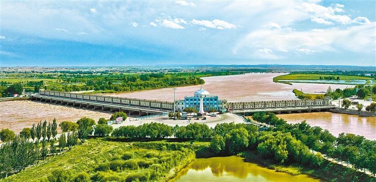 位于内蒙古自治区巴彦淖尔市的黄河三盛公水利枢纽。近日,河套灌区进入秋浇期,黄河经该水利枢纽放水后,通过多级灌渠流入农田。宫荫梧摄(中经视觉)