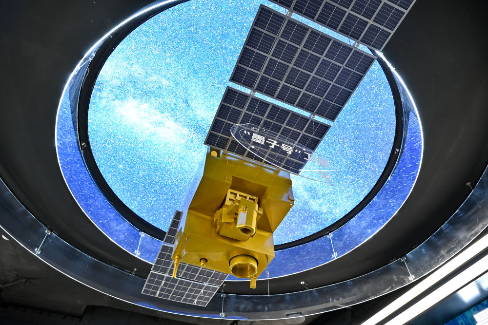 在位于安徽省合肥市的中电信量子信息科技集团有限公司科技体验馆内拍摄的“墨子号”量子卫星模型(2025年7月1日摄)。新华社记者 张铖 摄