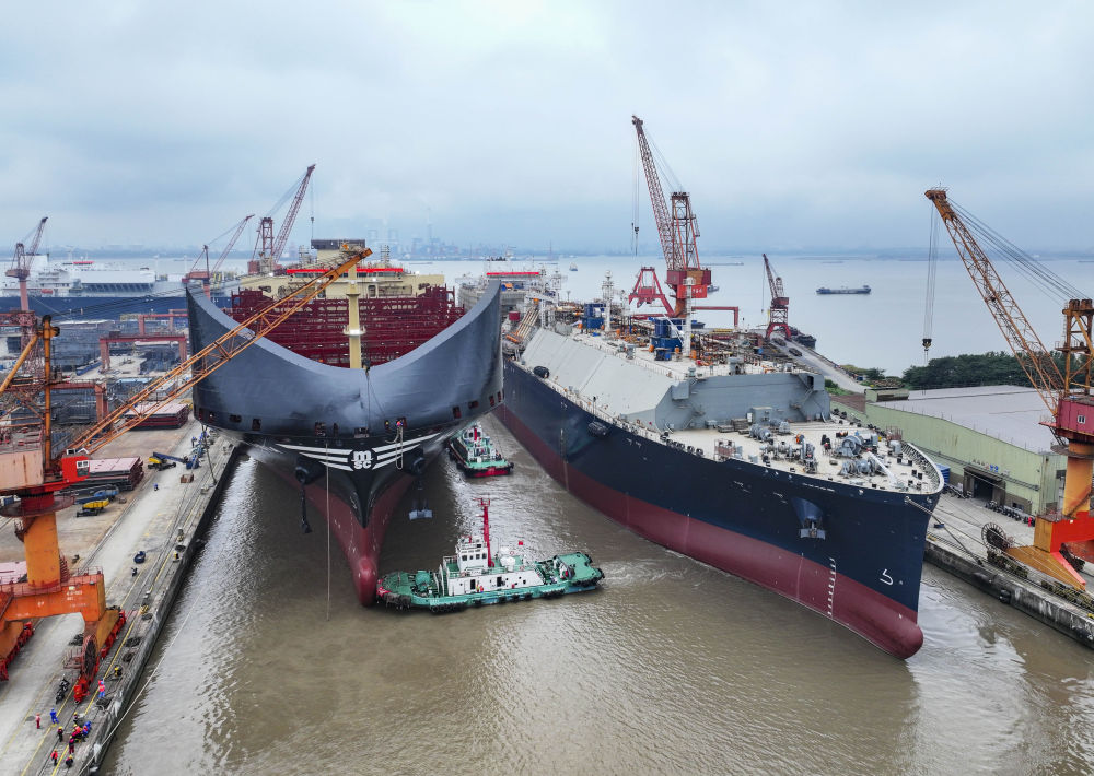 位于江苏省泰兴市的江苏扬子鑫福造船有限公司船坞内建造的大型船舶(无人机照片,2025年10月14日摄)。新华社发(顾继红 摄)