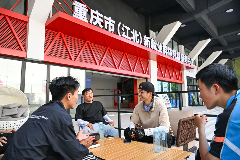 网约配送员在重庆市江北区新就业群体党群服务中心休息(2025年5月20日摄)。新华社记者 王全超 摄