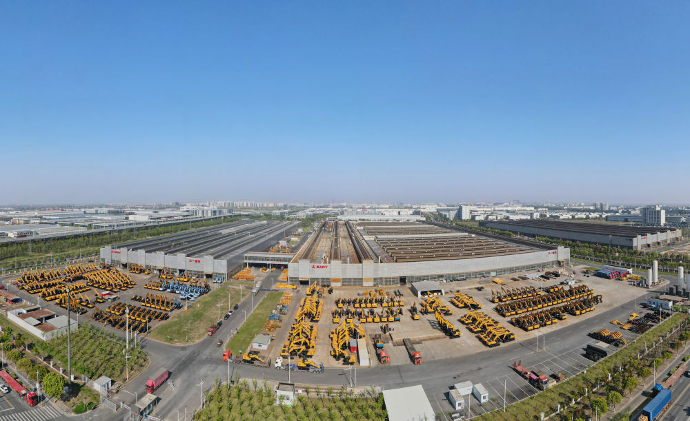 空中俯瞰上海三一重机股份有限公司外景(无人机全景照片,2025年4月15日摄)。新华社记者 方喆 摄