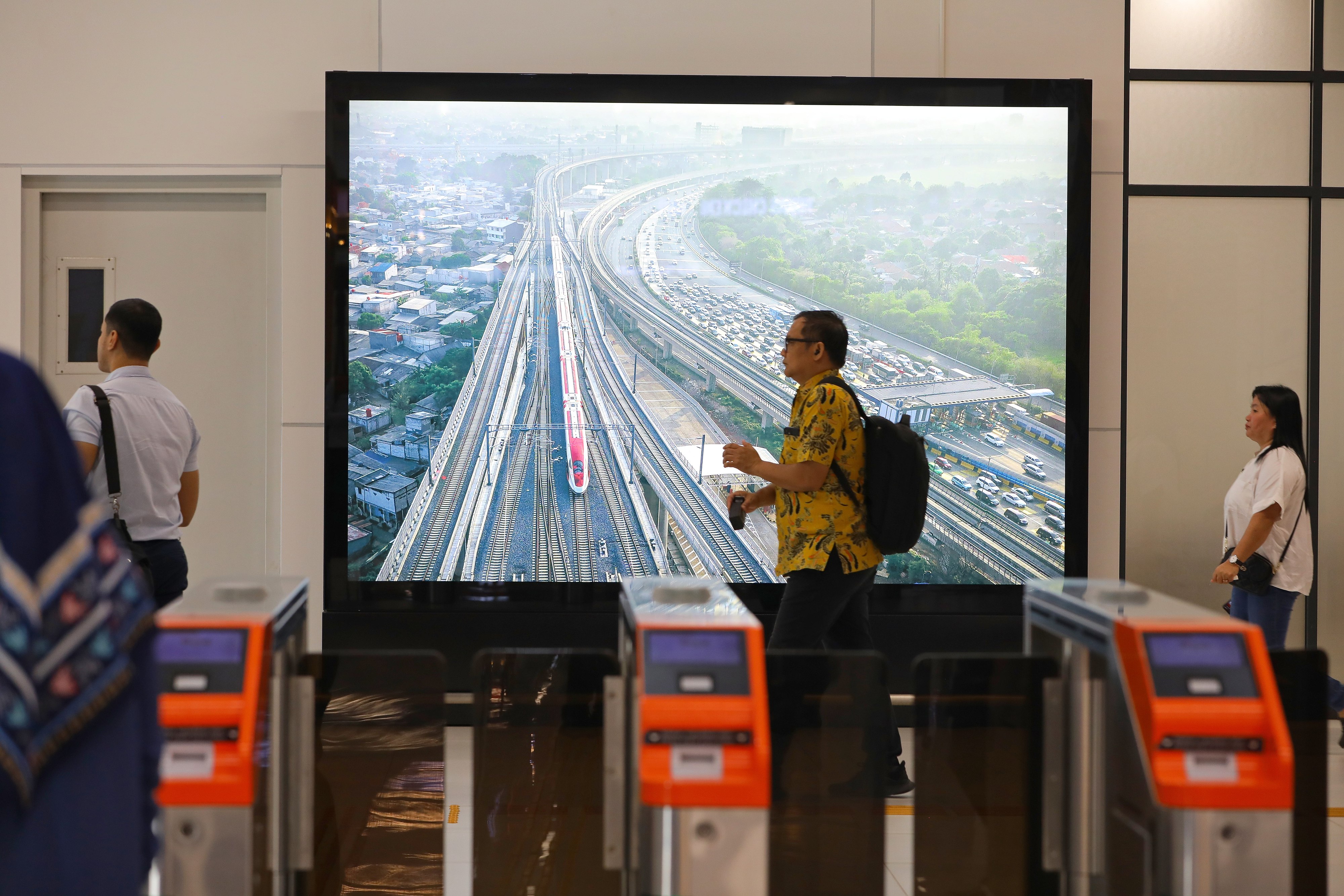 截至10月17日，雅万高铁正式开通运营满两年，累计发送旅客超1200万人次。
