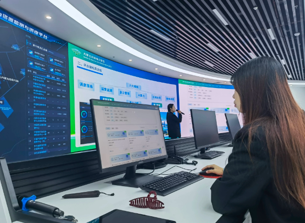 内蒙古数据交易中心大楼里,工作人员正在介绍算力交易的情况。 图片