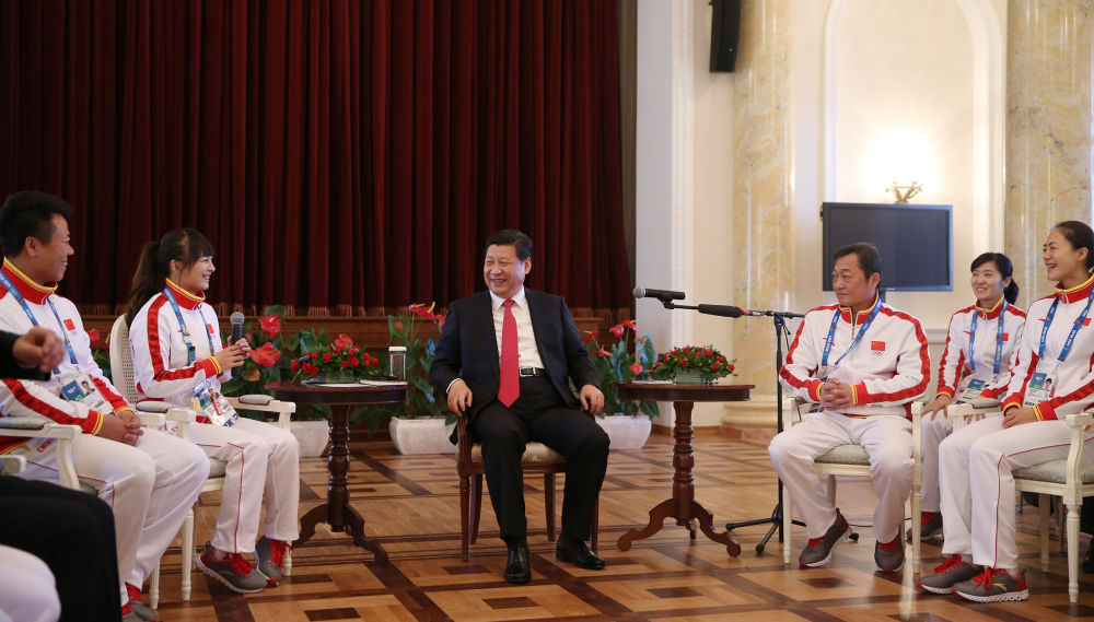 2014年2月7日,中共中央总书记、国家主席、中央军委主席习近平在俄罗斯索契亲切看望参加第二十二届冬季奥林匹克运动会的中国体育代表团。这是习近平在座谈会上与代表团成员亲切交流。新华社记者 兰红光 摄