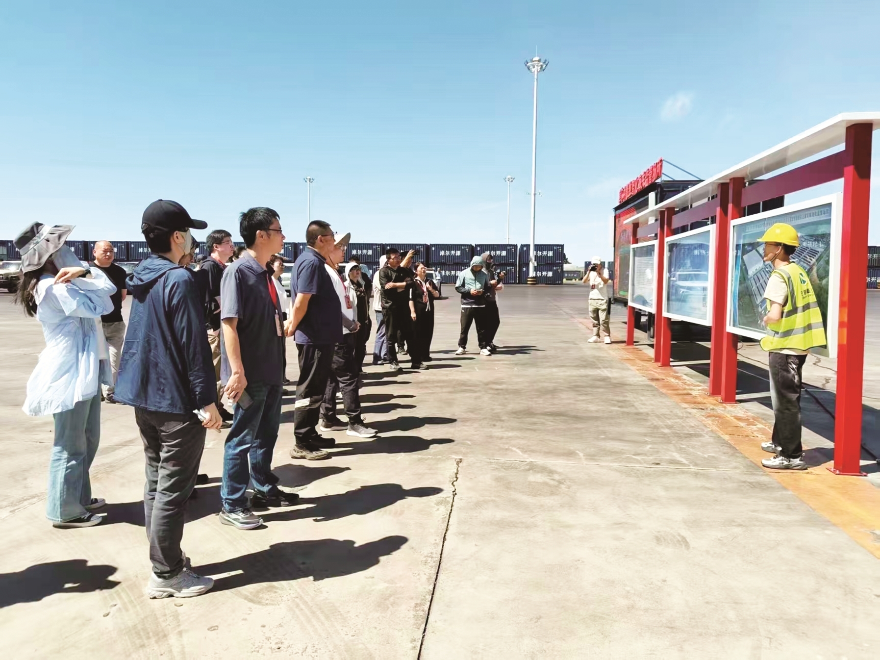 “重走昭君出塞路 同心共赴新征程”融合报道团队在淖尔中慧数智化海关监管场所采访