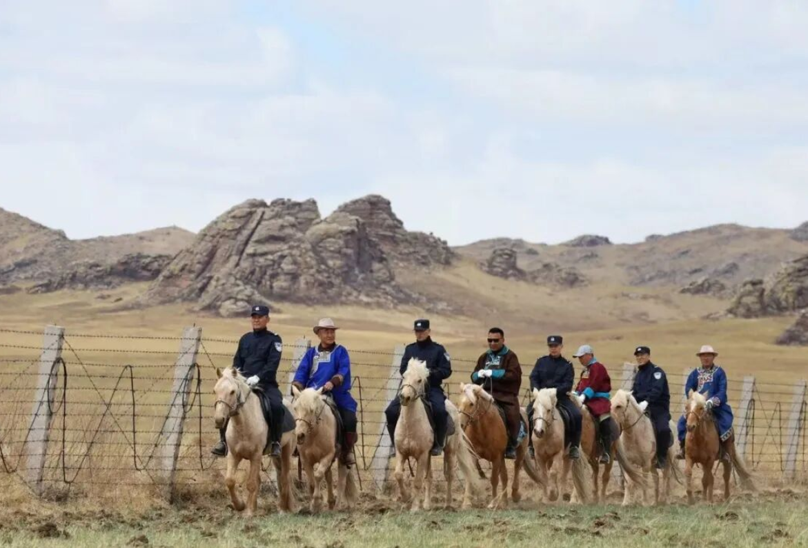 联合护边员巡边踏查。