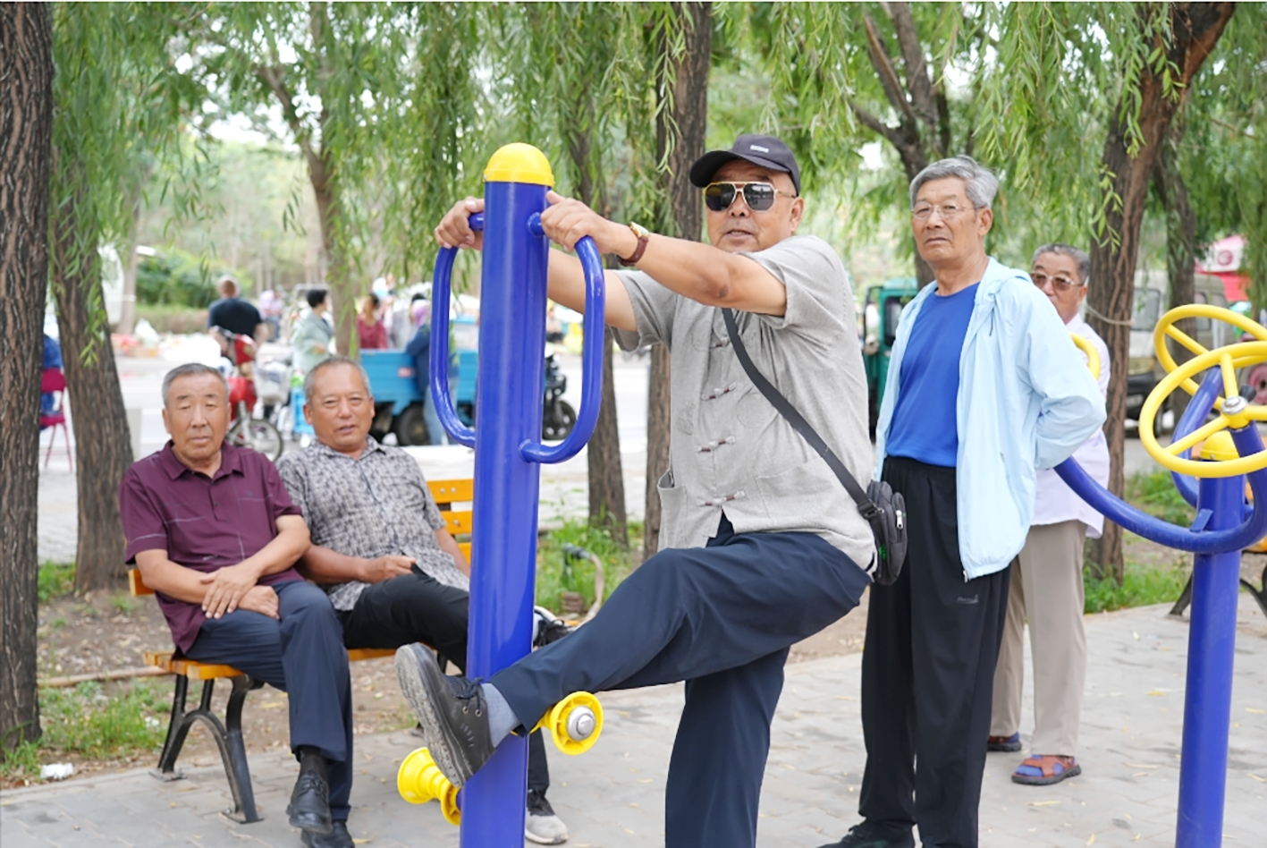 在社区锻炼身体(资料图)