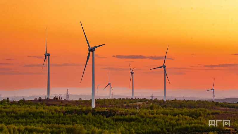 草原上风机林立(央广网发 内蒙古自治区能源局供图)