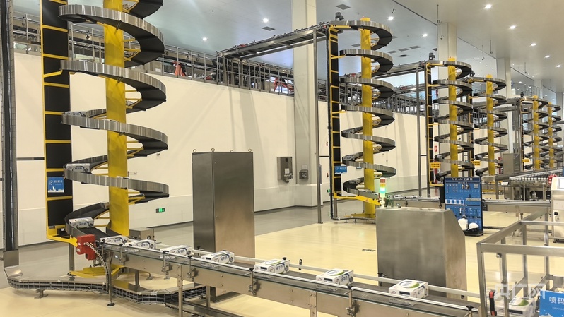 伊利液态奶全球智造标杆基地(央广网记者 邵玉琴 摄)