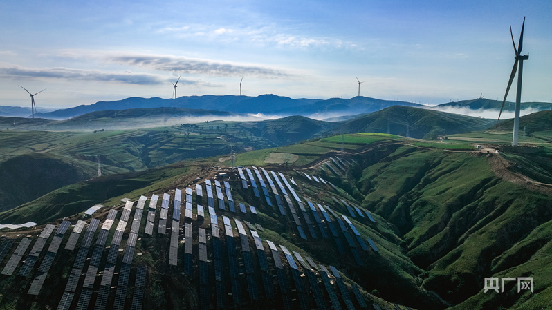 内蒙古大地崛起“蓝色光海”(央广网发 内蒙古自治区能源局供图)