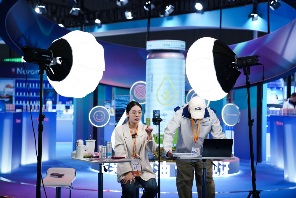 2025年11月4日,工作人员在第八届进博会医疗器械及医药保健展区直播。本届进博会直播密度大、形式多样,有的展位专门搭建直播区域,灯光、背景、展板一应俱全;有的展位手机一架、产品一摆,直播就地开始;还有的直播间是“流动的”,达人主播们拿着手机、别着麦克风,穿梭于各个品牌展位间现场推荐……八年来,进博会影响力逐年递增,越来越多的中国消费者愿意通过直播了解进博会上的“全球好物”。