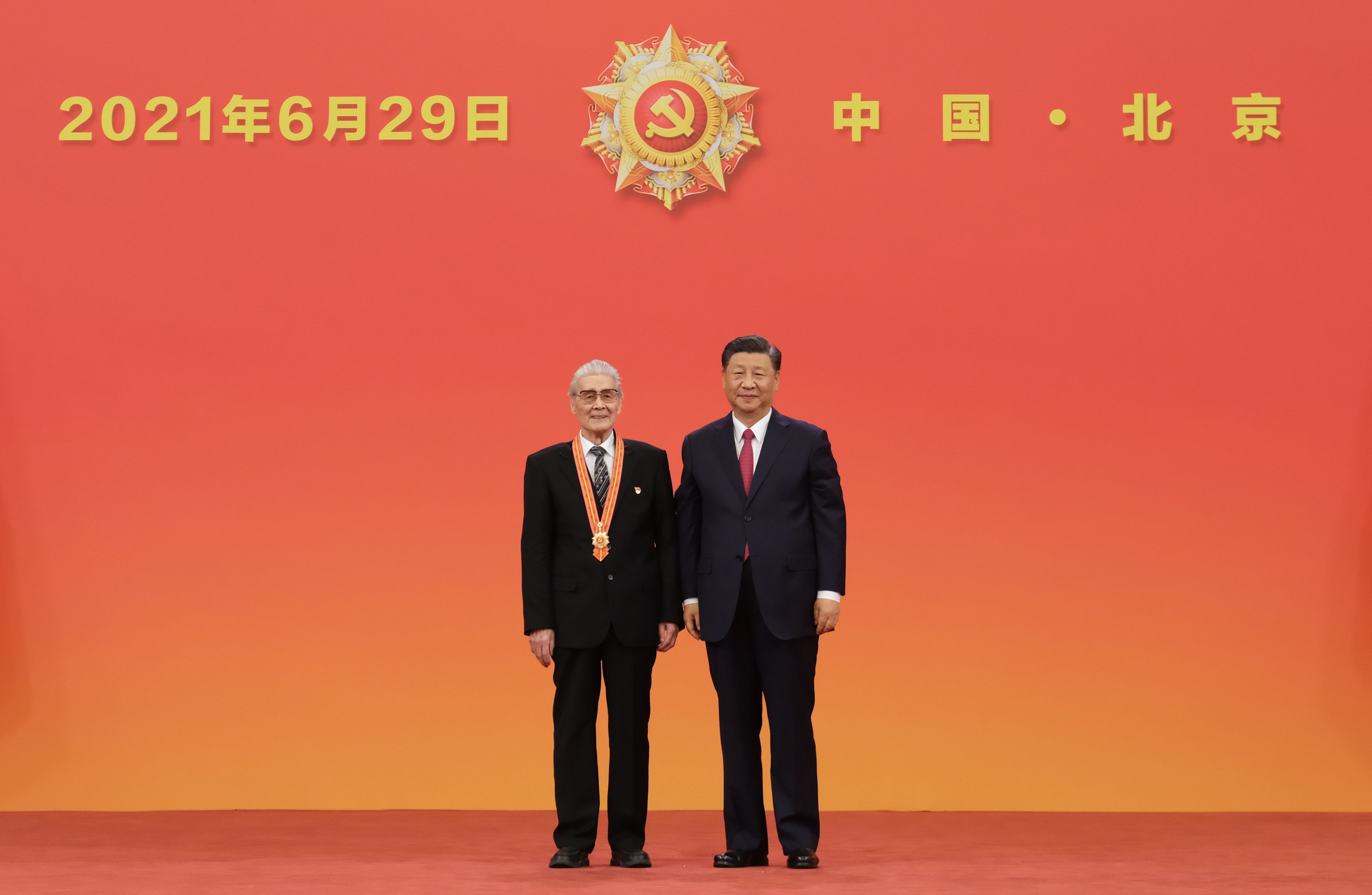 2021年6月29日,庆祝中国共产党成立100周年“七一勋章”颁授仪式在北京人民大会堂金色大厅隆重举行。中共中央总书记、国家主席、中央军委主席习近平向“七一勋章”获得者蓝天野颁授勋章。新华社记者 李学仁 摄