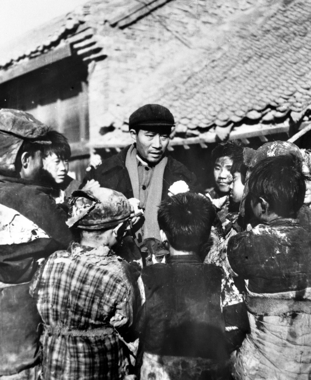 电影《焦裕禄》剧照:焦裕禄(李雪健 饰)到兰考上任的路上,被当地一群要饭的孩子围住(1991年2月13日整理资料照片)。新华社发