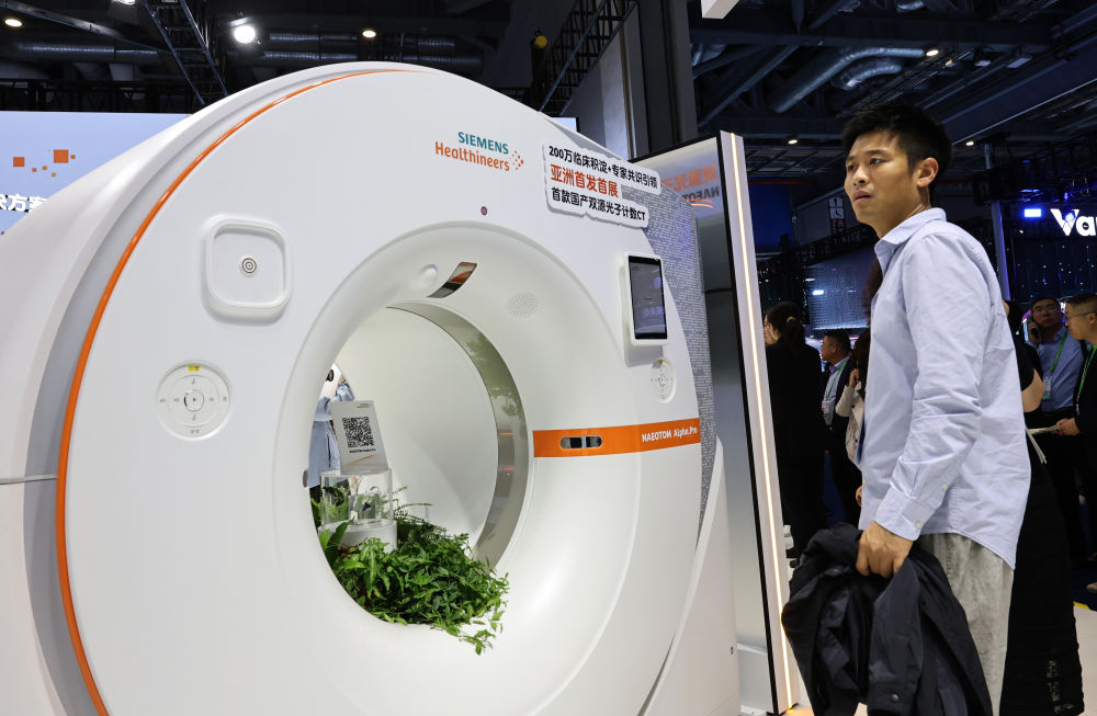 2025年11月6日,参观者在第八届进博会医疗器械及医药保健展区西门子医疗展台驻足观看一款亚洲首发首展的CT机展品。进博会是全球新品首发地,更被视为前沿技术“首秀地”。
