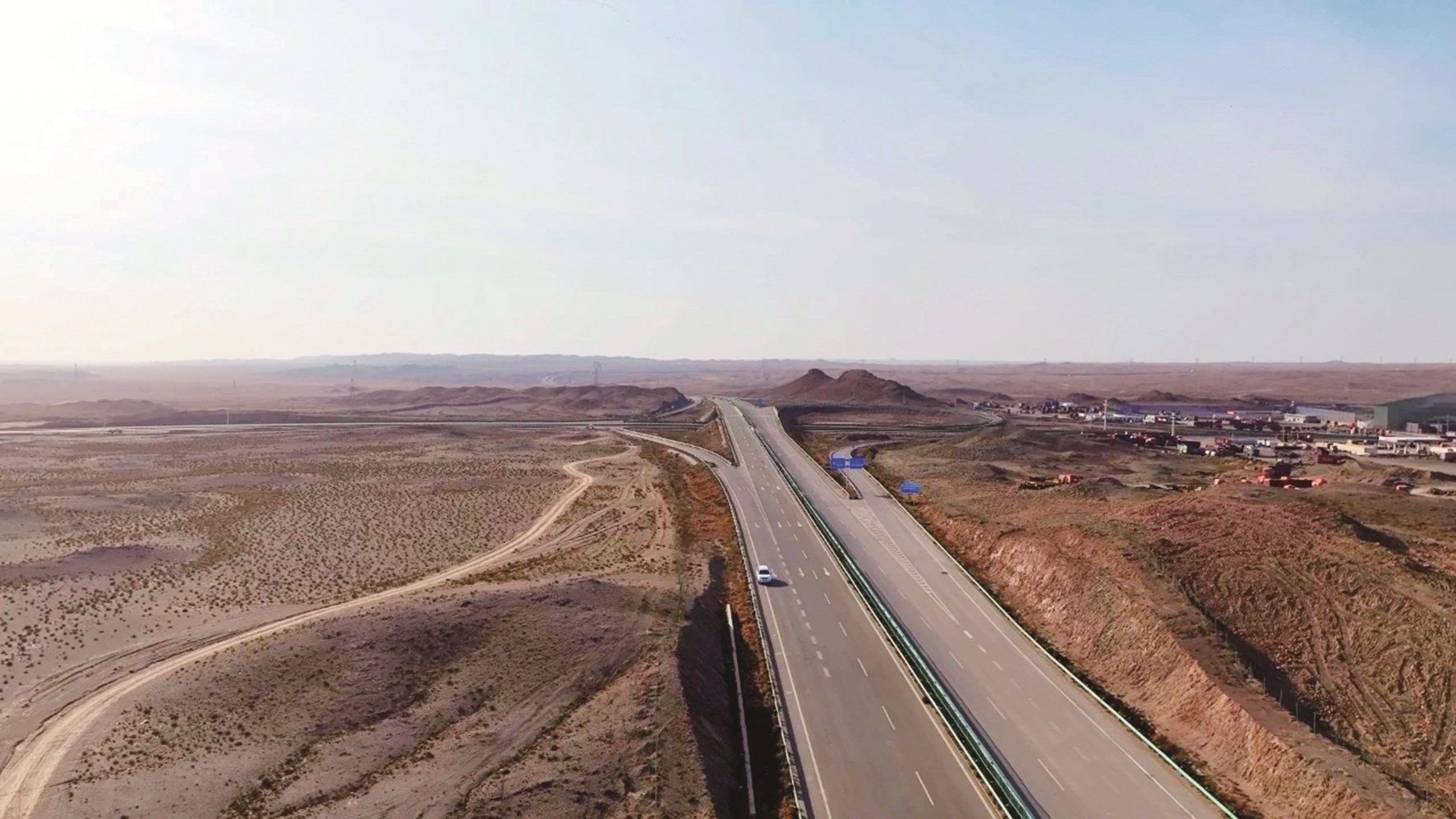 国道242边防物资保障连接线建设现场