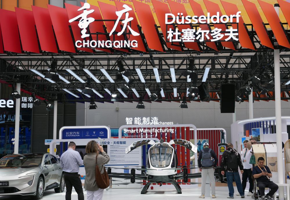 2025年11月8日,中国重庆与德国杜塞尔多夫在第八届进博会上共同举办双城联展,展出内容涵盖文化、经贸等领域合作成果。进博会不仅是全球商品和服务的交易平台,更是中外文化和理念交流的盛会。