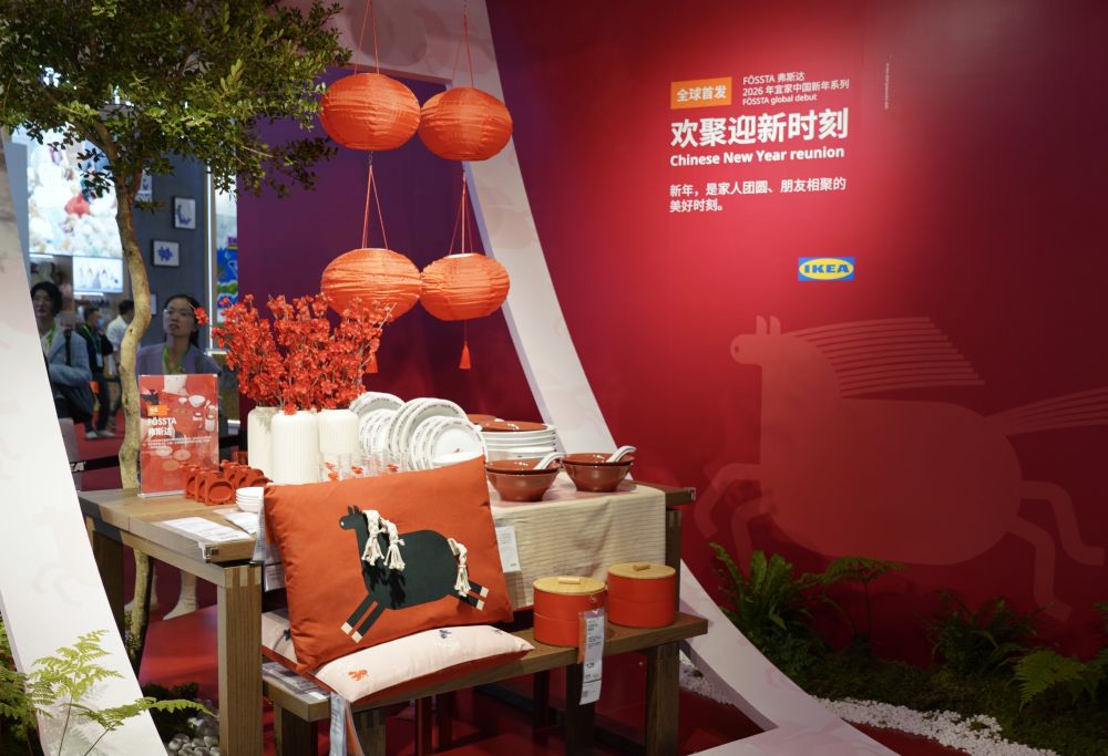2025年11月6日,在第八届进博会消费品展区,宜家弗斯达2026年中国新年系列展品全球首发。 “全球首发”“亚洲首秀”“中国首展”,全球头部企业齐聚进博。本届进博会展示461项新产品、新技术、新服务,涵盖低空经济、人形机器人、新一代信息技术、人工智能、绿色低碳等前沿领域。很多细分领域领军企业首次参展,并带来首秀新产品。自2018年首届举办以来,进博会累计首发将突破3000项。众多参展商将最新产品在进博会舞台上进行首发首展首秀,彰显中国超大规模市场的“磁吸力”。