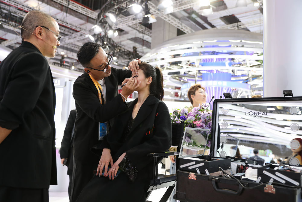 2025年11月7日,观众在第八届进博会消费品展区欧莱雅展台体验美妆服务。欧莱雅是进博会八届“全勤生”。本届进博会共有170家企业和27家机构成为签约参展的八年“全勤生”,进博会“全勤生”们的参会热情印证了中国持续推动高水平对外开放的坚定姿态,也彰显了中国为各国企业提供共享中国市场宝贵机遇的诚意。