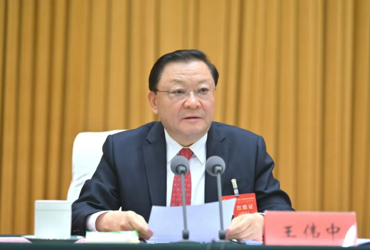 11月14日,自治区党委书记王伟中主持中国共产党内蒙古自治区第十一届委员会第十次全体会议第二次全体会议并讲话。内蒙古日报记者 马建兵 摄