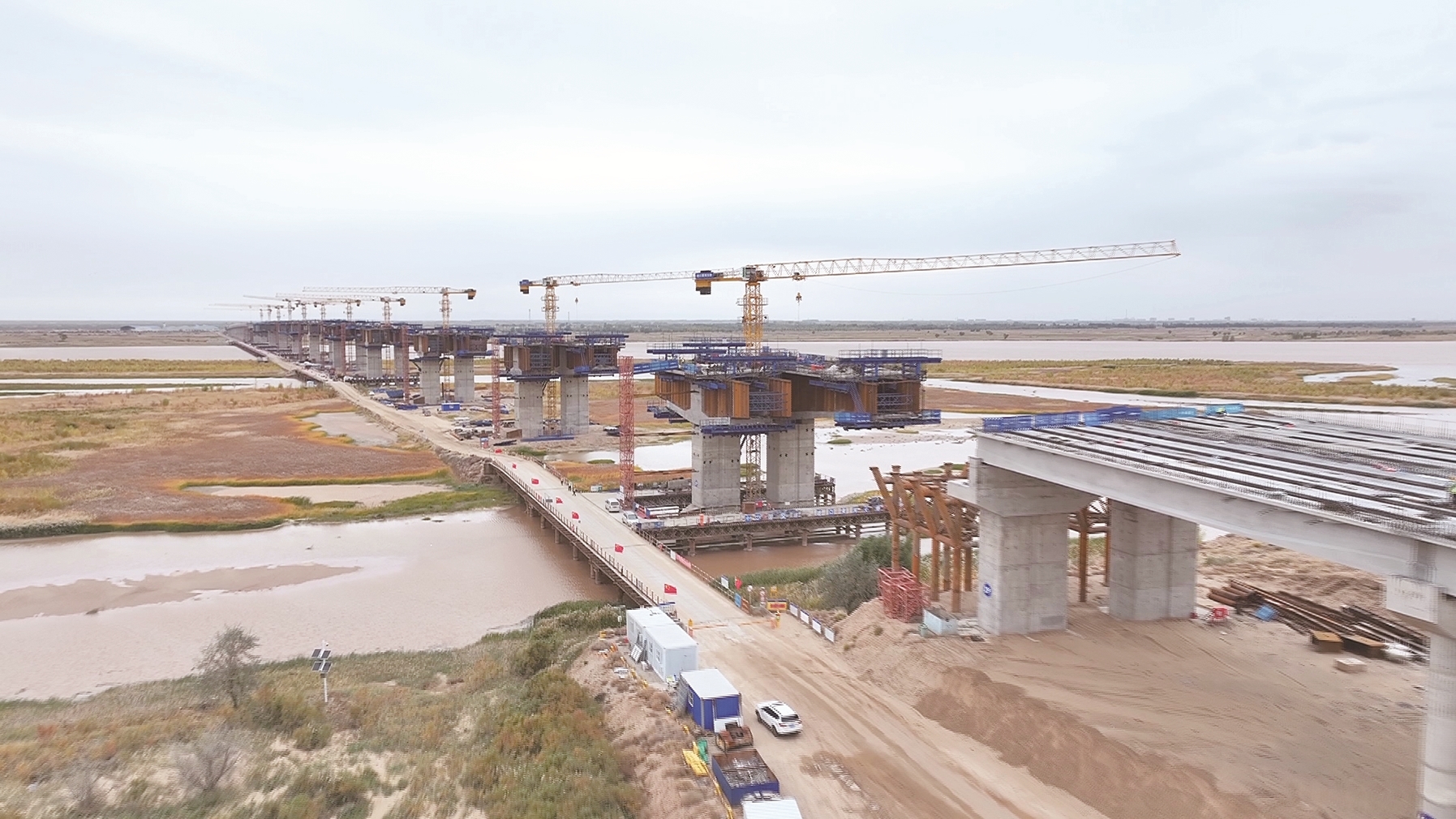 国道110线磴口黄河大桥项目施工现场