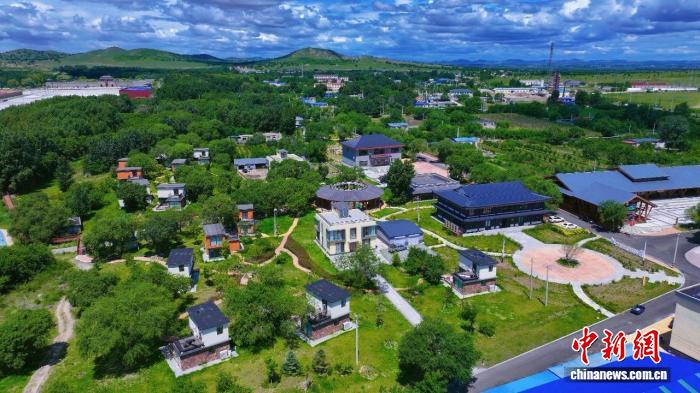 资料图。图为科右中旗代钦塔拉苏木“枫叶红了”度假民宿。 科右中旗文化旅游体育局供图