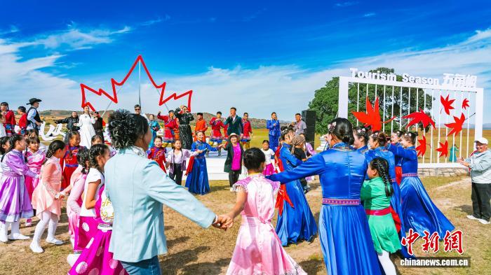 图为五角枫文化旅游季活动吸引游客。 董文龙 摄