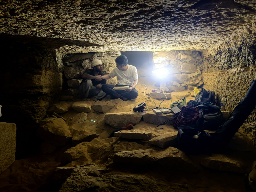 9月16日,在埃及开罗以南的萨卡拉考古遗址区,中埃萨卡拉联合考古项目中方领队薛江(右)和埃方同行在一座贵族墓内工作。(受访者供图)