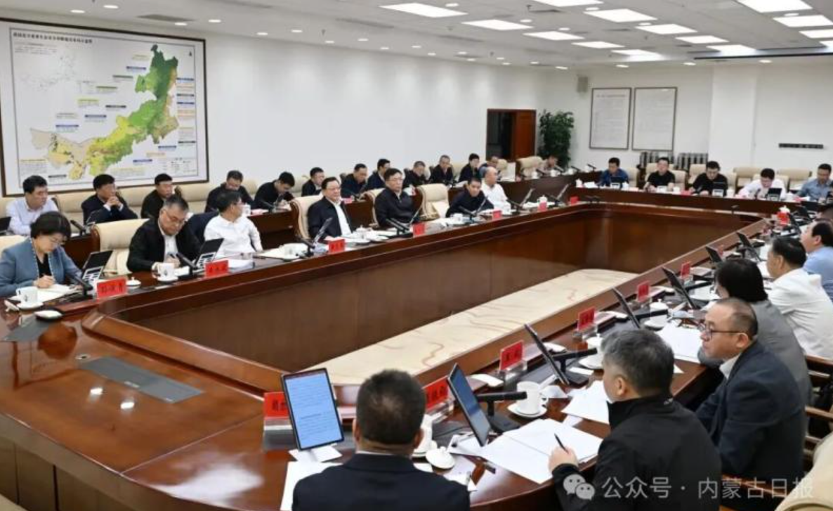 近日,自治区党委书记王伟中主持召开专家学者、企业家座谈会,就自治区党委关于制定国民经济和社会发展第十五个五年规划听取意见建议。草原云·内蒙古新闻网记者 马建兵 摄