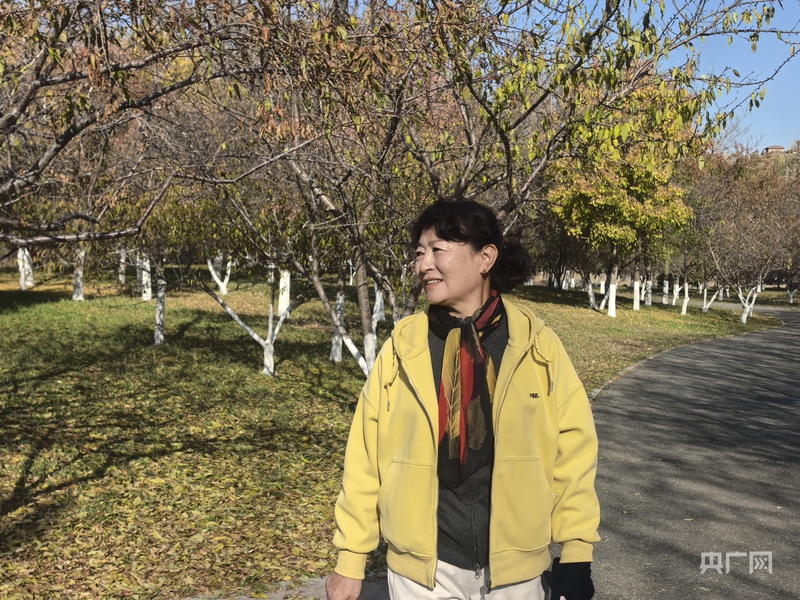 在家门口的公园里遛弯成了市民孙爱叶的日常(央广网记者 邵玉琴 摄)
