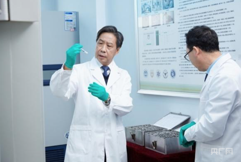 张和平教授在乳酸菌种质资源库中查看菌株保藏情况(央广网发 内蒙古自治区科学技术厅供图)