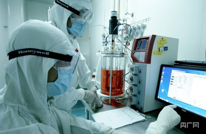 金宇保灵生物药品有限公司科研人员正在P3实验室进行兽用疫苗的研发(央广网发 内蒙古自治区科学技术厅供图)