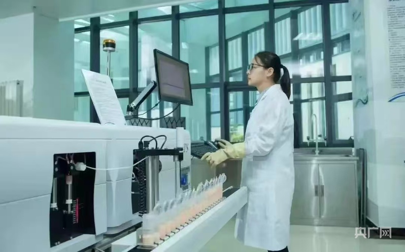 国家乳业技术创新中心研究人员进行奶牛生产性能测定(央广网发 内蒙古自治区科学技术厅供图)