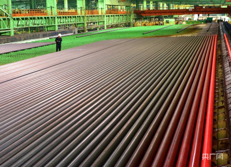 包钢股份钢管公司生产线(央广网发 白立新 摄)