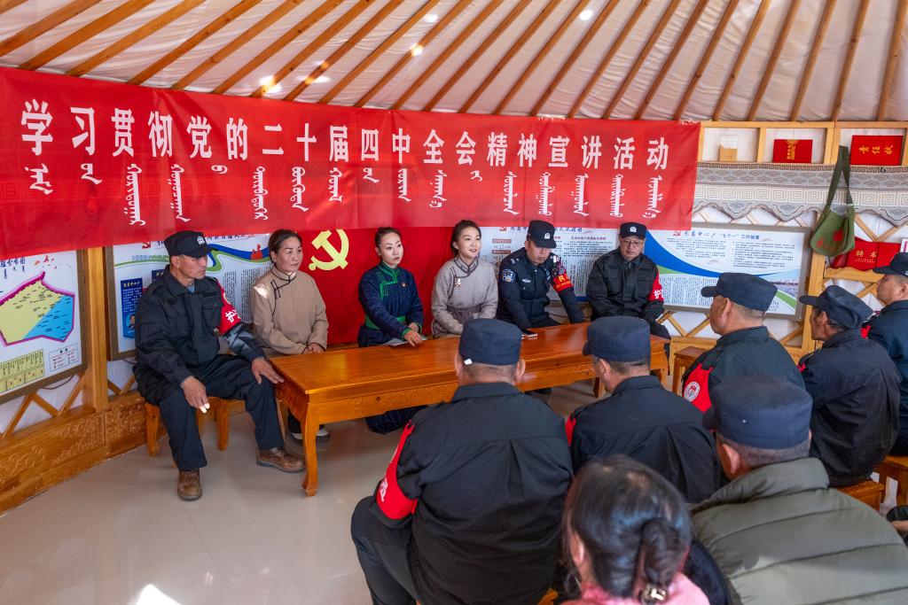 11月12日,在内蒙古锡林郭勒盟苏尼特右旗额仁淖尔苏木吉呼郎图嘎查,乌兰牧骑的退役演员在演出前开展学习贯彻党的二十届四中全会精神宣讲活动。